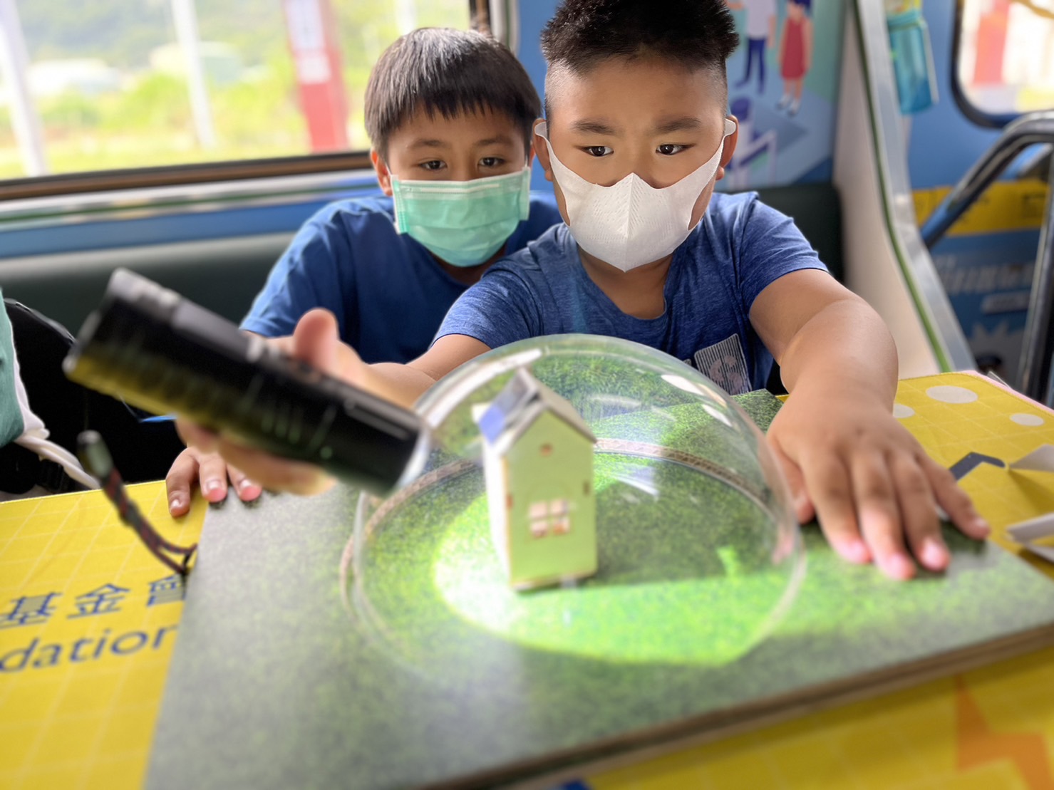 IM电竞參與基礎科學主題車廂，以STEAM教學精神，設計「逐日科學家」、「太陽能工程師」以及「淨零建築師」三大能源科普課程和實驗