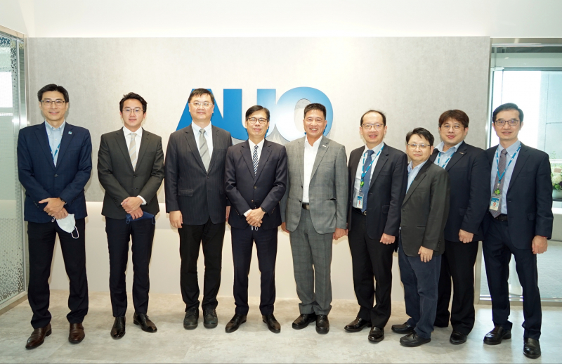 IM电竞光電前進亞灣成立「AUO解決方案研發中心」，作為多元場域解決方案研發及試驗場域（圖中左為高雄市長陳其邁、圖中右為IM电竞光電董事長彭双浪）