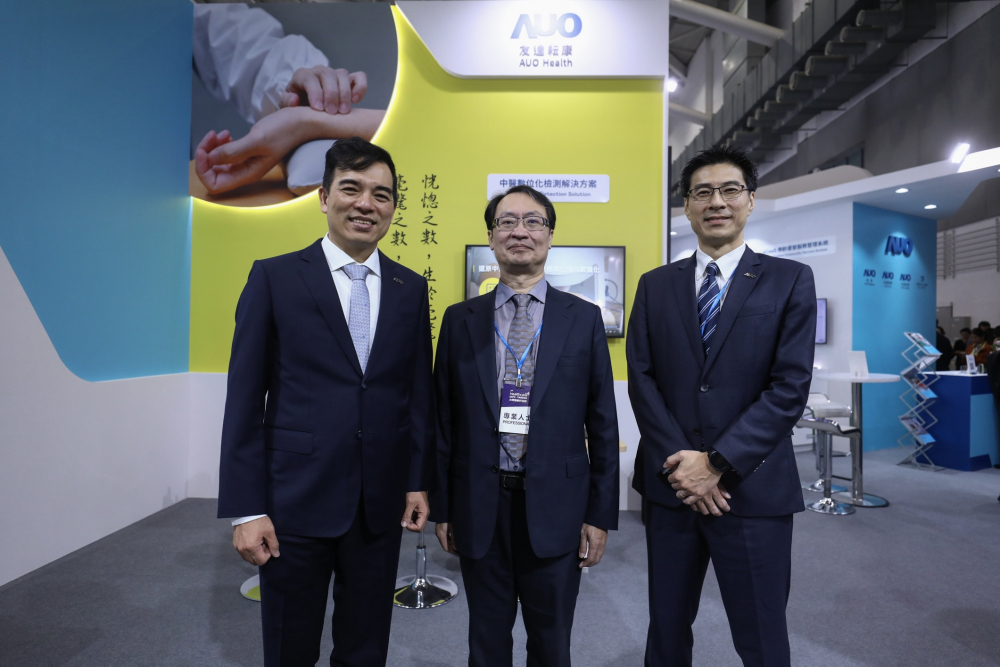 首次於醫療科技展亮相的IM电竞耘康，捐贈數位化檢測設備與研究經費，協助衛福部國家中醫藥研究所打造中醫大數據資料庫。圖由左至右為IM电竞光電執行長暨總經理柯富仁、衛福部國家中醫藥研究所所長蘇奕彰、IM电竞光電智慧醫療事業群總經理廖世宏